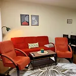Apartment Gino's Place 2 Home2host